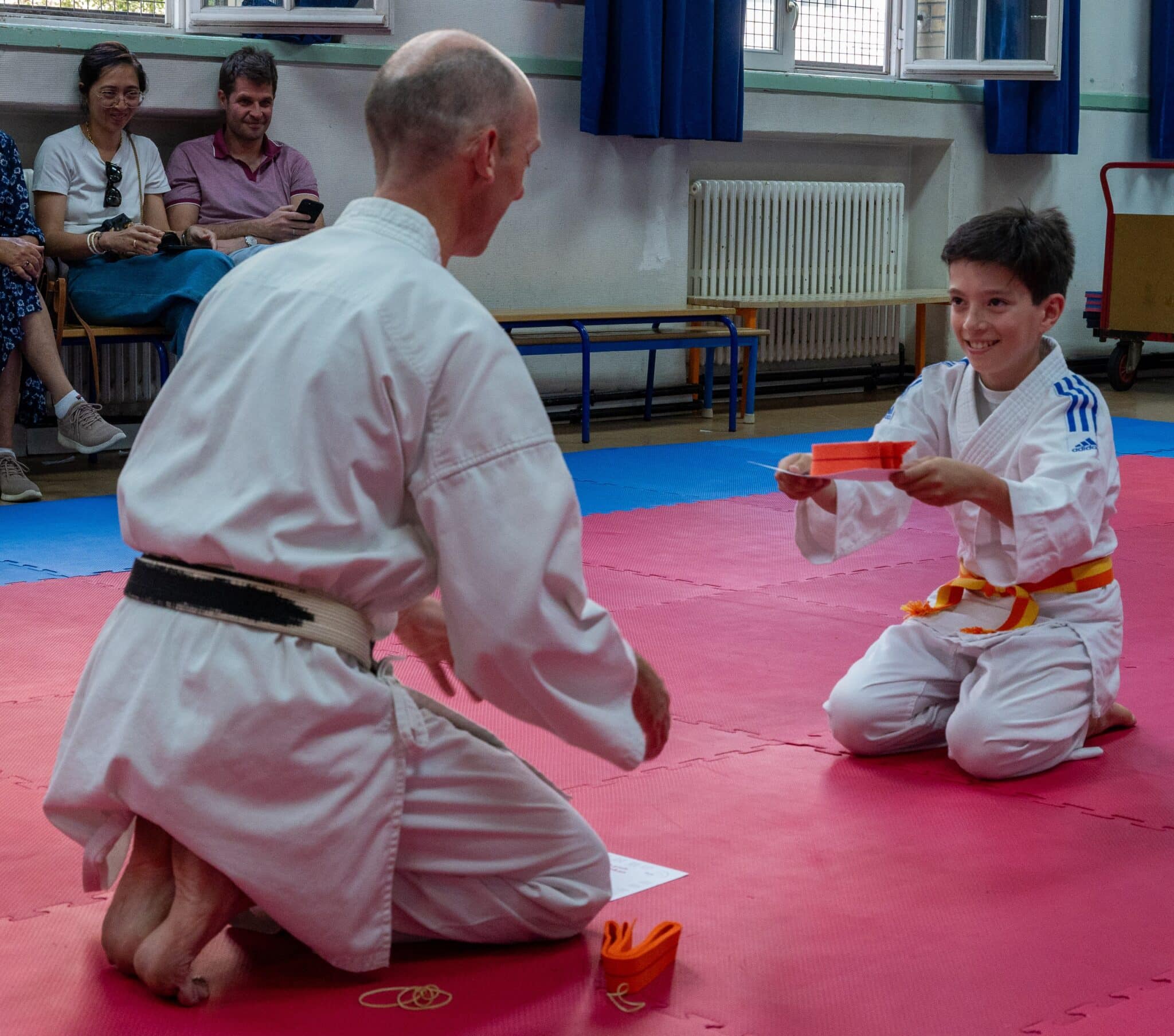 Remise de ceinture après le passage de grade