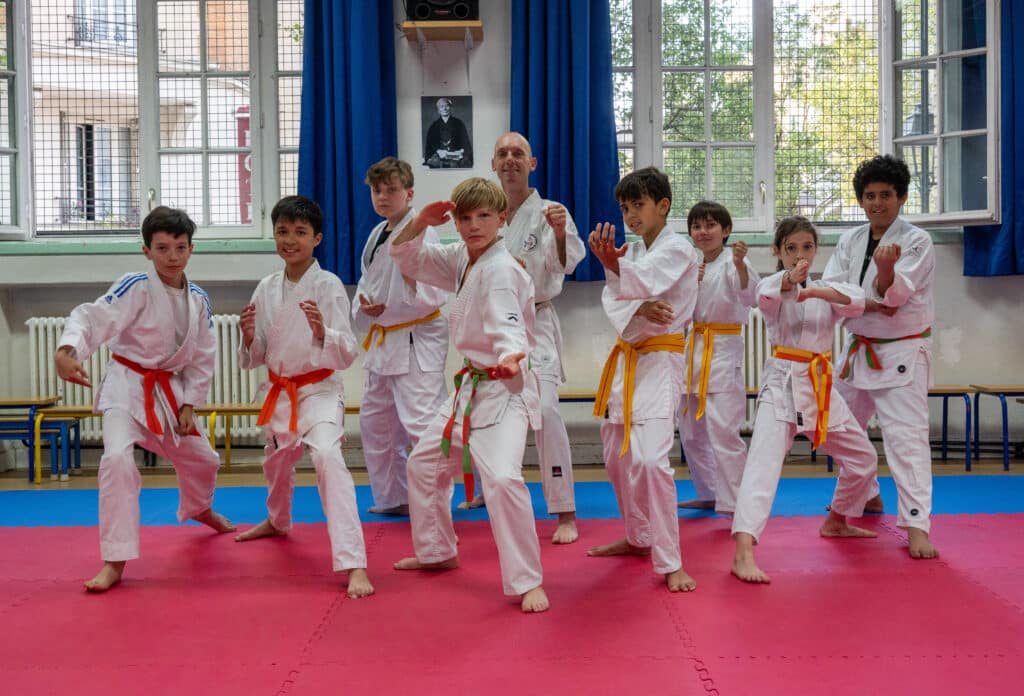 Les Jeunes de l’École de Karaté du Marais en position
