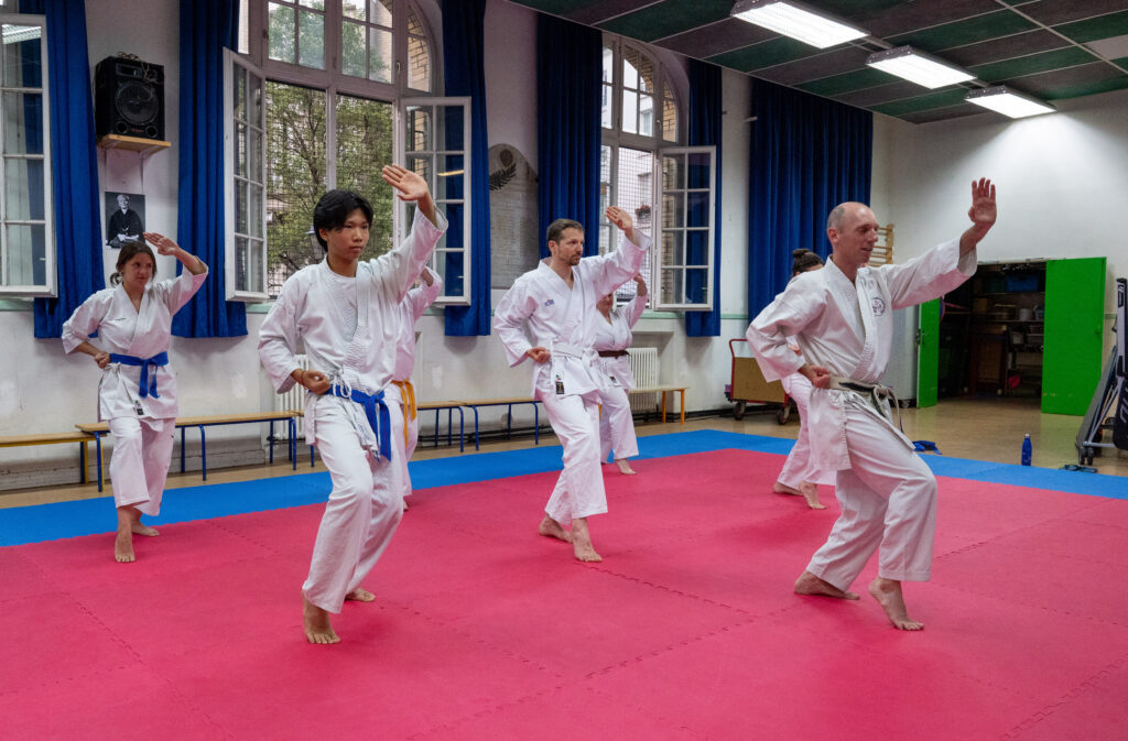 Exécution technique des Ados et Adultes à l’École de Karaté du Marais