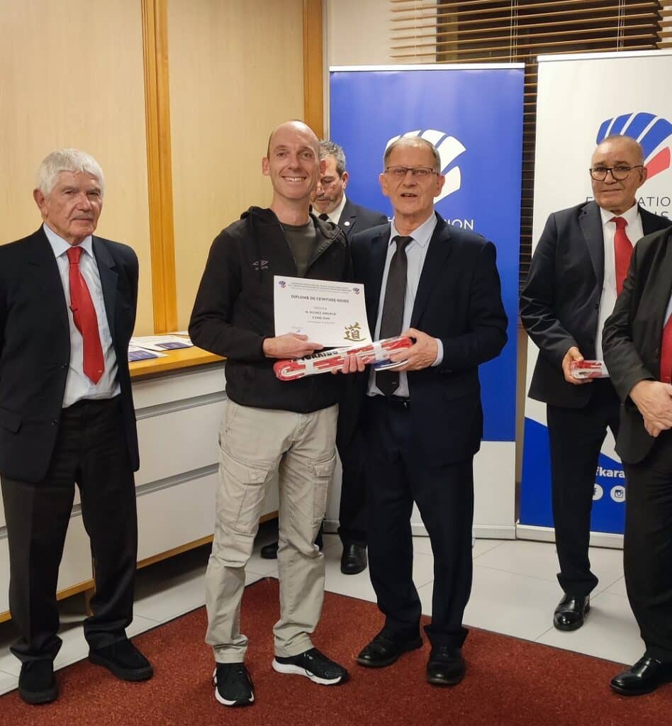 Francis Didier, Président de la Commission des Grades de la FFK, remet à Arnaud Richez le diplôme de 6ème Dan le 13 décembre 2025 à l’occasion d’une cérémonie organisée au siège de la Fédération Française de Karaté.