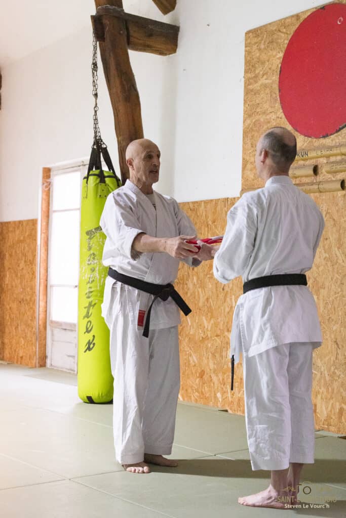 Jacques Tapol, 8ème Dan, Professeur au Dojo Kikentaï, remet à Arnaud Richez la ceinture rouge et blanche de 6ème Dan à l’occasion d’une cérémonie organisée au Dojo Kikentaï le 10 janvier 2026.